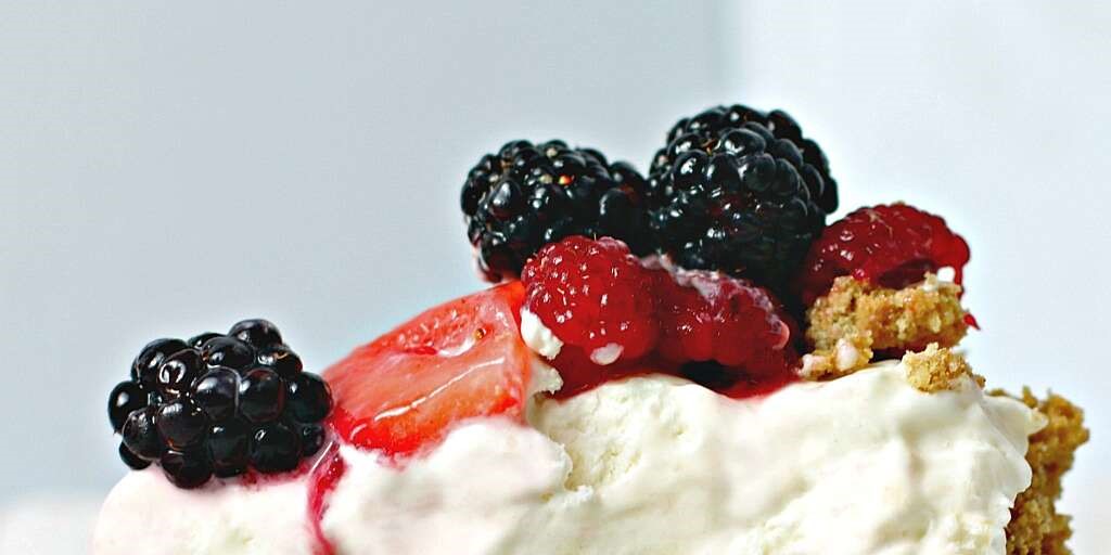 Frozen Lemonade Pie with Berries
