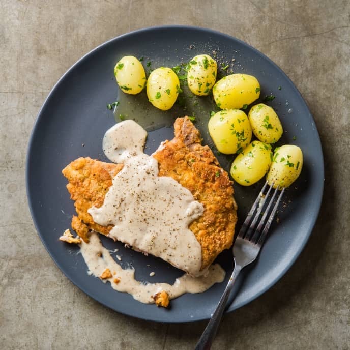 Pan-Fried Pork Chops with Milk Gravy
