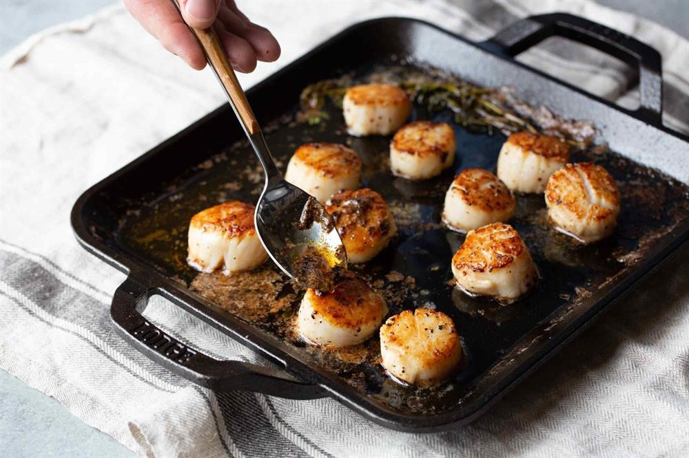 Pan Seared Scallops with Lemon and Thyme
