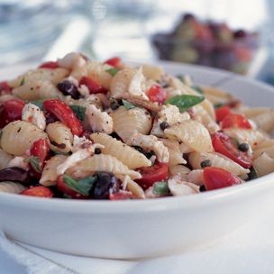 Pasta Shells with Mozzarella, Tomatoes and Basil 

